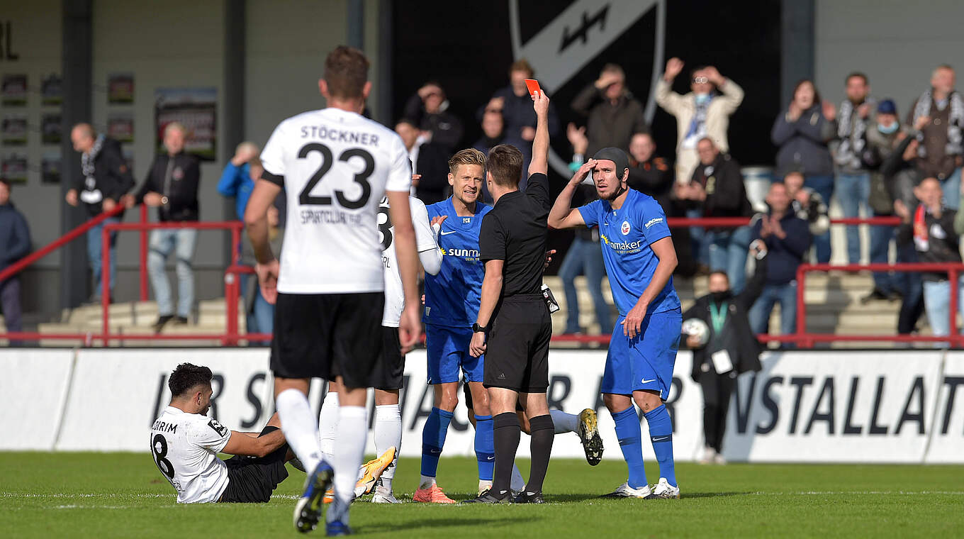 Sieht beim Spiel in Verl die Rote Karte: Rostocks Damian Roßbach (r.) © imago