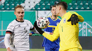 Überzeugt die Fans mit seinem Auftritt gegen Bosnien-Herzegowina: Amos Pieper (l.) © imago images/HMB-Media