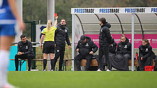 Von Ines Appelmann mit Rot verwiesen worden: Frankfurts Co-Trainer Christos Arnautis © imago images/Hartenfelser
