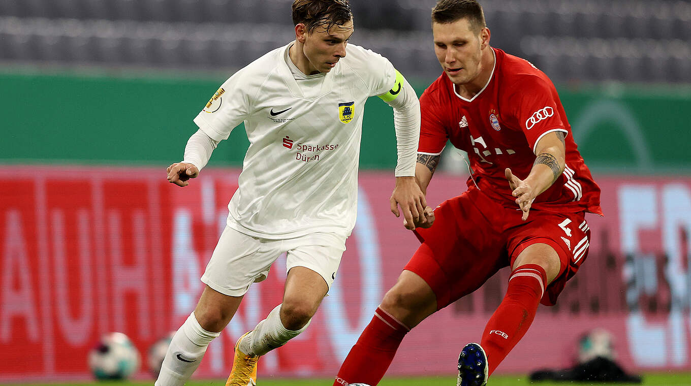 Abwehrdienst: Bayerns Nationalspieler Niklas Süle (r.) gegen den Dürener Philipp Simon © 2020 Getty Images