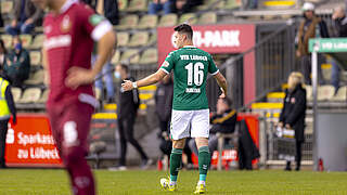 Sieht beim Spiel gegen Dresden die Rote Karte: Lübecks Ryan Malone © imago images/Agentur 54 Grad