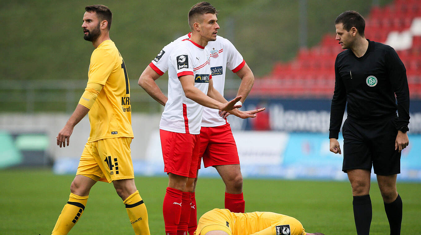 Sieht beim Spiel gegen Uerdingen die Rote Karte: Zwickaus Maurice Hehne (2.v.l.) © imago images/Picture Point