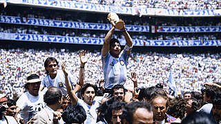 Hier feiert er die Weltmeisterschaft 1986: Diego Armando Maradona (o.) © Imago