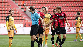 Vom DFB-Sportgericht nach seinem Platzverweis gesperrt: Dresdens Max Kulke (l.) © imago images/Stefan Bösl