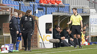 Hat das nächste Spiel Innenraumverbot: Meppens Trainer Torsten Frings (3.v.l.) © imago images/Werner Scholz