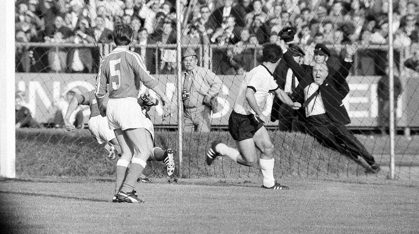 Gegen Österreich jubelt sich's besonders schön: Gerd Müller (r.) 1969 in Nürnberg © imago sportfotodienst