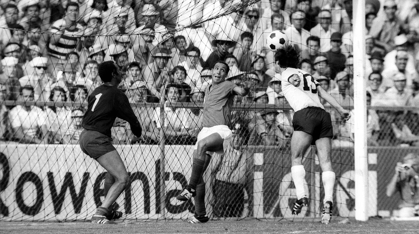 Köpft beim ersten WM-Spiel 1970 gegen Marokko zum Sieg ein: Gerd Müller (r.) © imago/WEREK