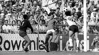 Köpft beim ersten WM-Spiel 1970 gegen Marokko zum Sieg ein: Gerd Müller (r.) © imago/WEREK