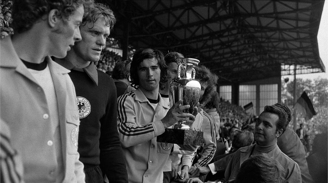 Erste EM-Teilnahme, erster Titel: Müller nimmt 1972 in Brüssel den Pokal entgegen © imago
