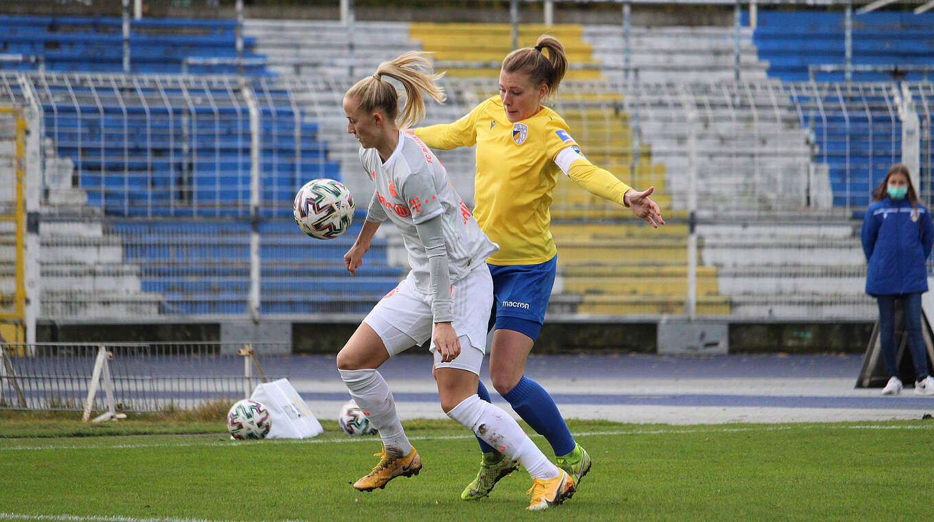 Der FC Bayern setzt sich gegen Carl Zeiss Jena durch: Nationalspielerin Lea Schüller (l.) © CZ Jena