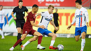 Die Spitzenposition auf dem Betzenberg gefestigt: Hansa Rostock beim 1. FC Kaiserslautern  © imago images/Eibner