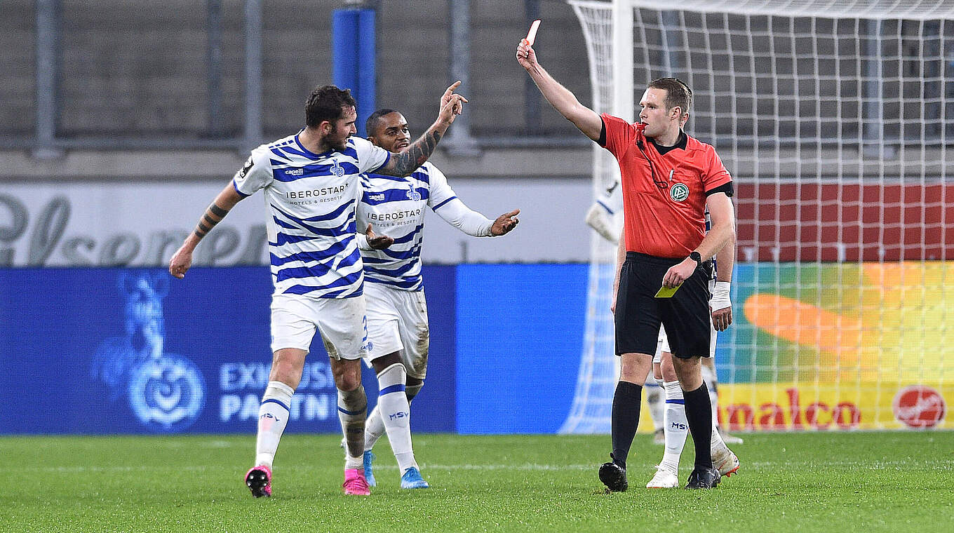 Muss insgesamt dreimal aussetzen: Dominik Schmidt (l.) vom MSV Duisburg © imago images/Revierfoto