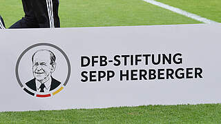 Unterstützung für Menschen aus der Fußballfamilie: die DFB-Stiftung Sepp Herberger © Imago