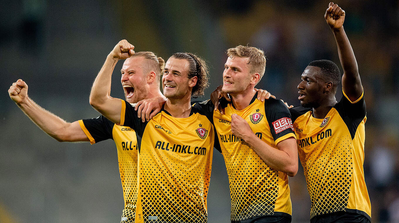 Yannick Stark (2.v.l): "Wir wollen zurück in die 2. Bundesliga" © Getty Images