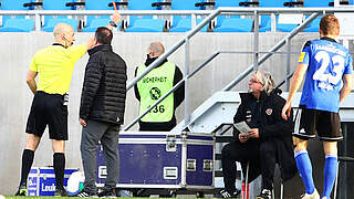 Hat das nächste Spiel Innenraumverbot: Dresdens Co-Trainer Heiko Scholz (2.v.r.) © imago images/Eibner