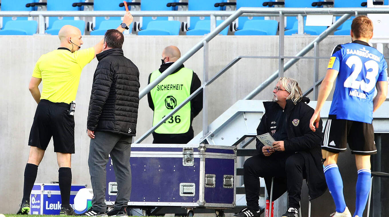 Hat das nächste Spiel Innenraumverbot: Dresdens Co-Trainer Heiko Scholz (2.v.r.) © imago images/Eibner