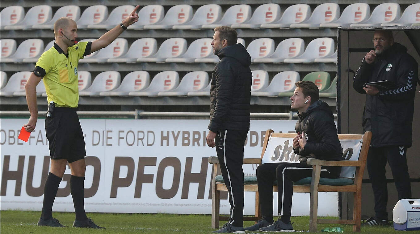 Hat das nächste Spiel Innenraumverbot: Lübecks Co-Trainer Lukas Pfeiffer (2.v.r.) © imago images/Nordphoto