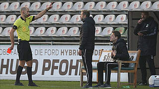 Hat das nächste Spiel Innenraumverbot: Lübecks Co-Trainer Lukas Pfeiffer (2.v.r.) © imago images/Nordphoto