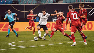 Zweikampfstark, ballsicher, torgefährlich: Florian Neuhaus (M.) glänzt gegen Tschechien © DFB / Philipp Reinhard