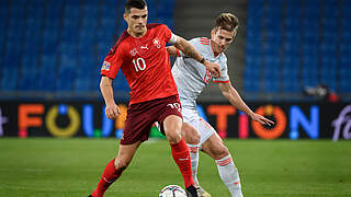 Nichts herzuschenken: Granit Xhaka (l.) im Duell um den Ball gegen Dani Olmo © Getty Images