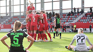 Bejubeln den Führungstreffer: die Spielerinnen von Bayern München © 2020 Getty Images