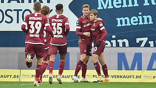 Freuen sich über das Führungstor: die Spieler von Dynamo Dresden © imago images/osnapix