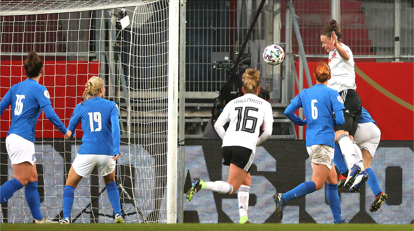 Marina Hegering heads Germany Women into the lead. © Getty Images