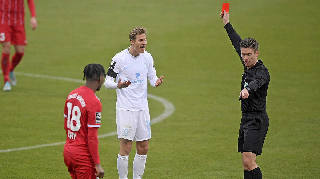 Muss zwei Spiele aussetzen: Dennis Dressel (M.) von 1860 München © imago images/MIS