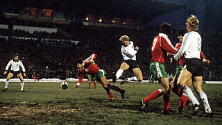 Die Entscheidung in Sofia 1980: Rummenigge (3.v.l.) trifft zum 3:0 gegen Bulgarien © imago