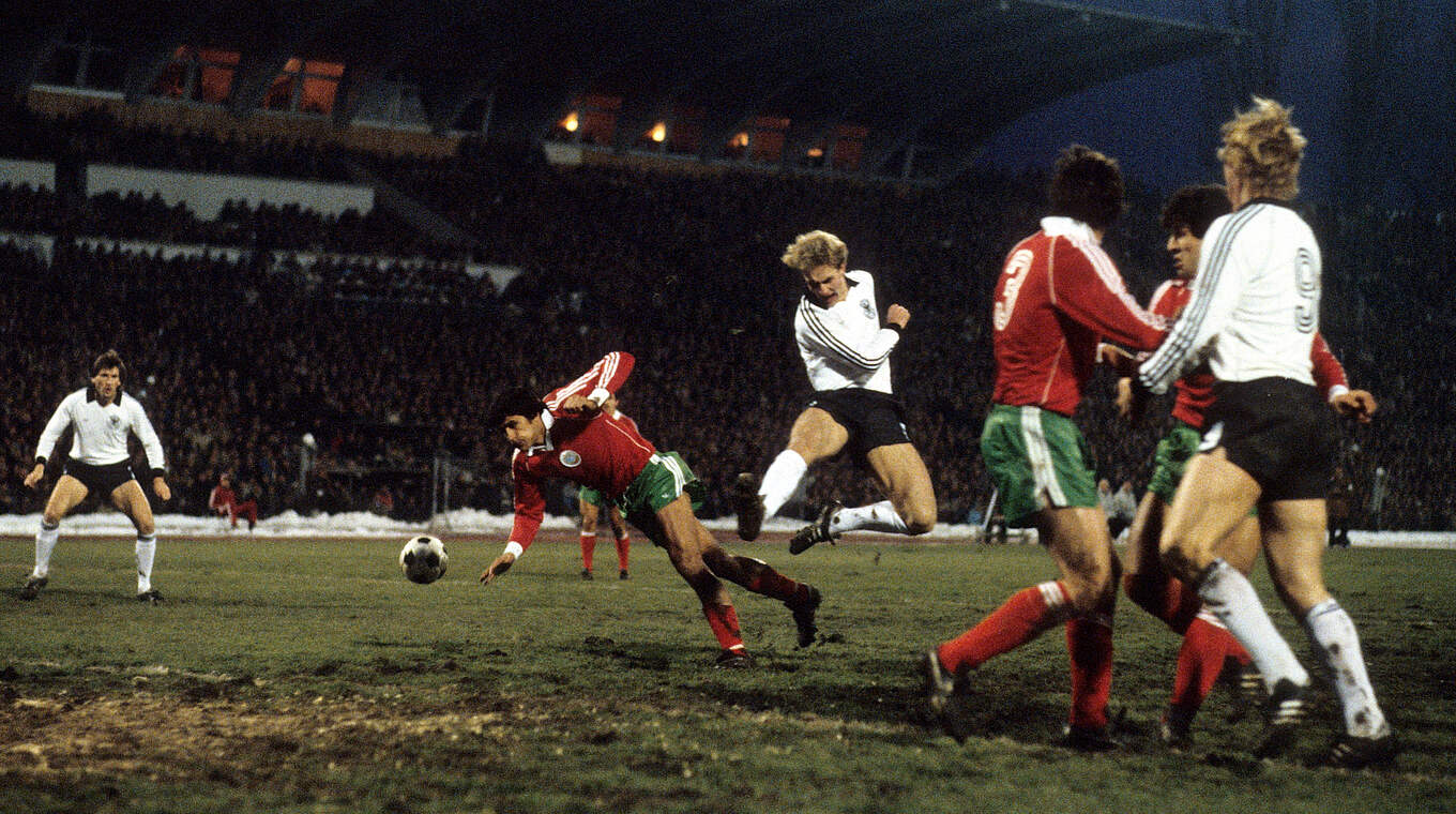 Die Entscheidung in Sofia 1980: Rummenigge (3.v.l.) trifft zum 3:0 gegen Bulgarien © imago