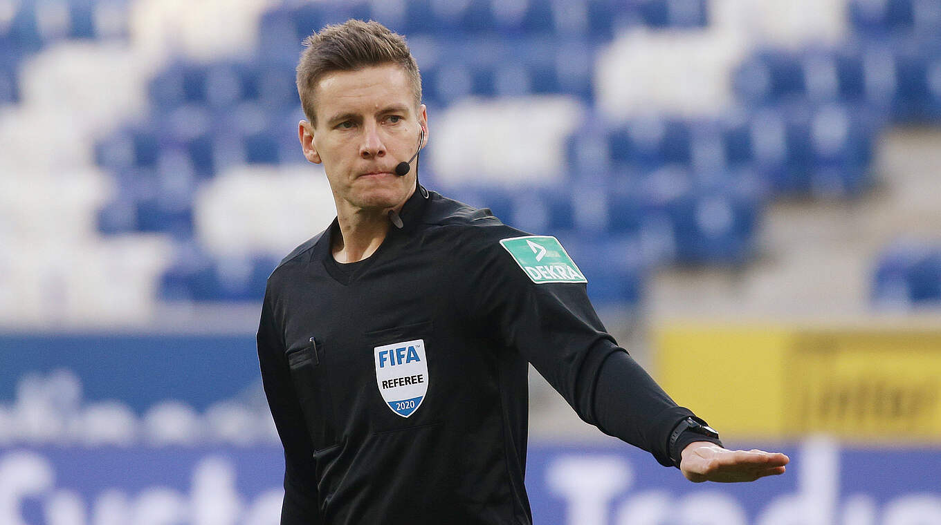 In Gelsenkirchen vor seinem 116. Einsatz in der Bundesliga: FIFA-Referee Daniel Siebert © imago images/Pressefoto Baumann