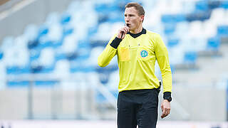 Leitet in Leverkusen sein 29. Bundesligaspiel: Referee Martin Petersen © imago