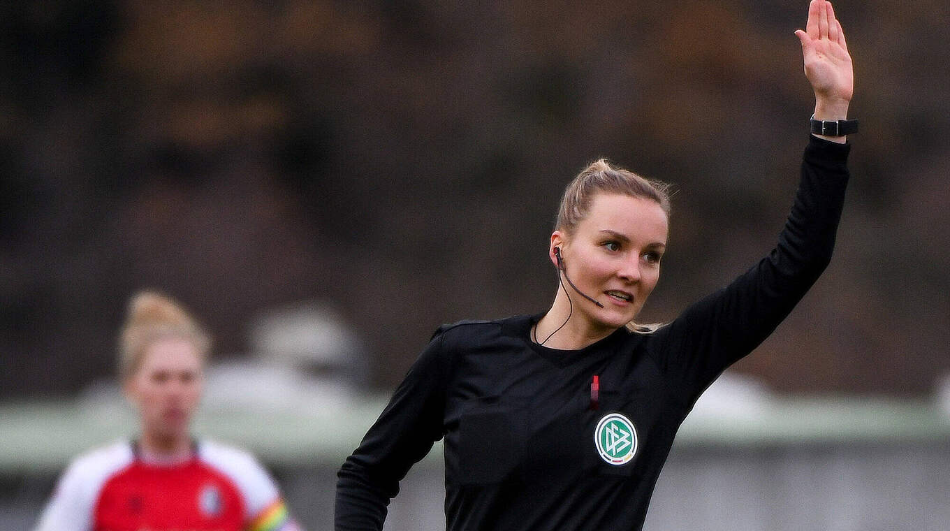 Vor ihrem 29. Einsatz in der Frauen-Bundesliga: Schiedsrichterin Fabienne Michel © imago