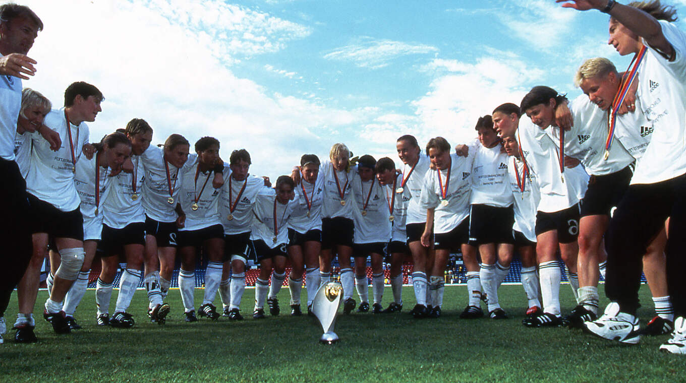 1997 zum vierten Mal Europameisterinnen: die DFB-Frauen um Tina Theune © 