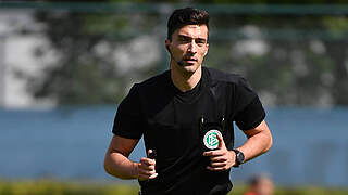 Leitet in Wolfsburg sein viertes Bundesligaspiel: Referee Florian Badstübner © imago images/Zink