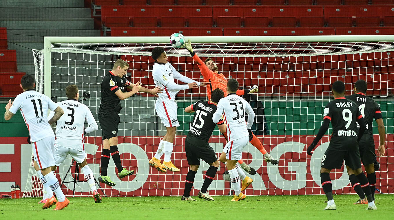 Klärt eine Hereingabe im Fünfmeterraum: Frankfurts Nationaltorwart Kevin Trapp © 2021 Getty Images