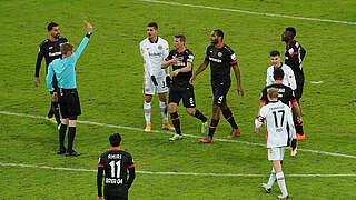 Gegen Frankfurt mit Rot des Feldes verwiesen: Leverkusens Jonathan Tah (Nr. 4) © imago