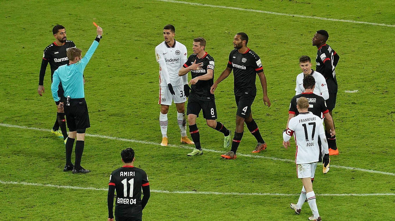 Gegen Frankfurt mit Rot des Feldes verwiesen: Leverkusens Jonathan Tah (Nr. 4) © imago