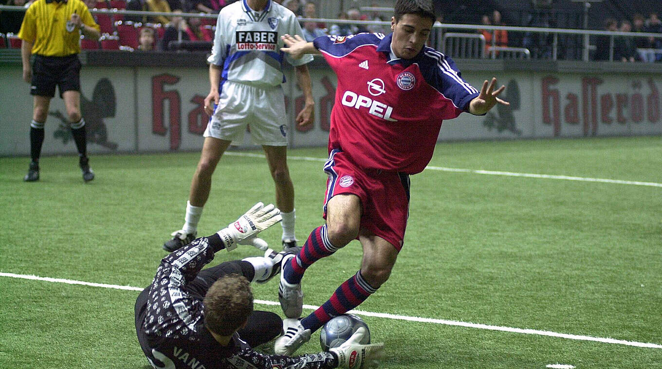 Aus nach der Gruppenphase: Göktan (r.) und der FC Bayern beim DFB-Hallenpokal 2001 © imago