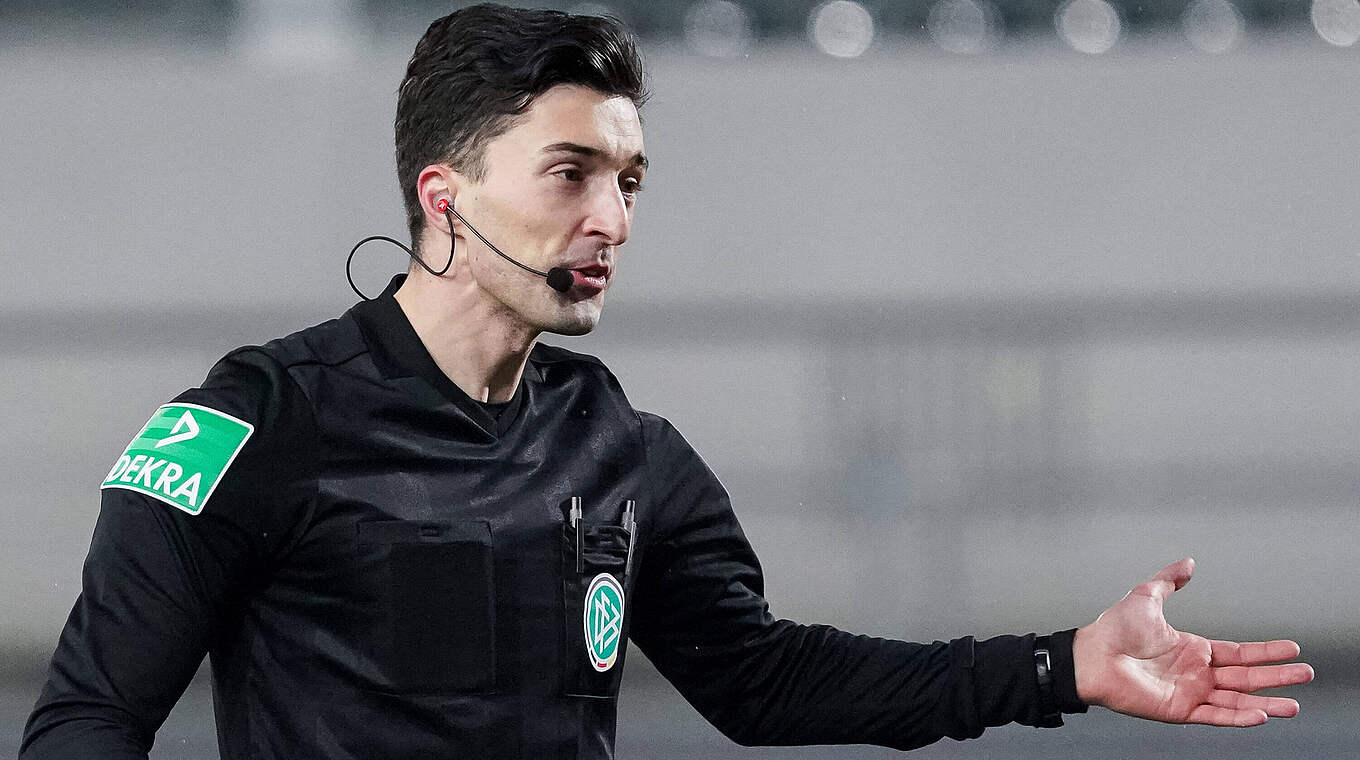 Leitet in Berlin sein fünftes Bundesligaspiel: Referee Florian Badstübner © imago images/foto2press
