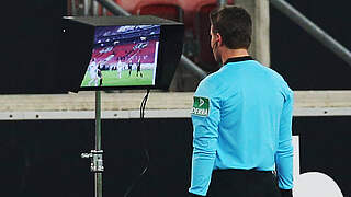 Nachprüfung am TV-Schirm: Schiedsrichter Brych macht sich am Spielfeldrand ein Bild © imago
