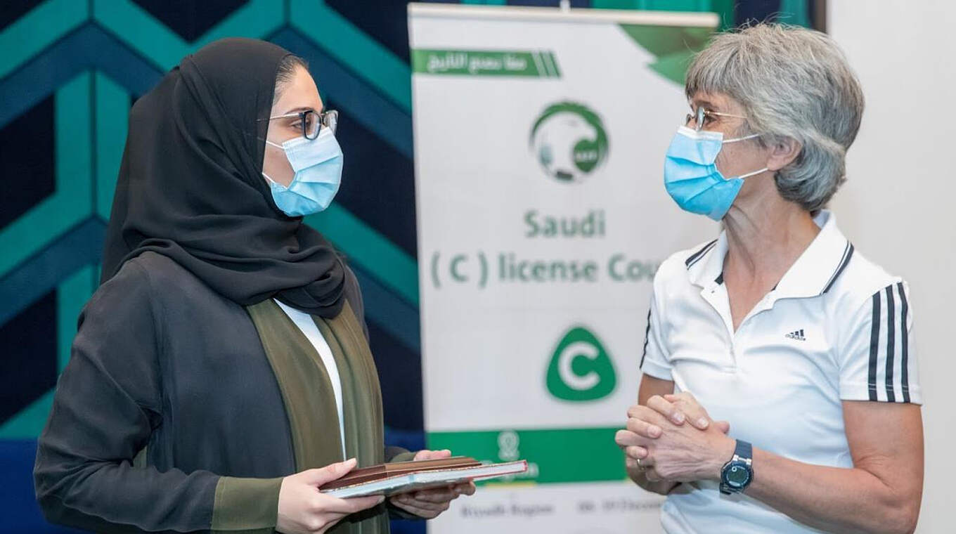 Gemeinsam mit dem saudischen Vorstandsmitglied  Adwa Al-Arifi: Monika Staab (r.) © privat