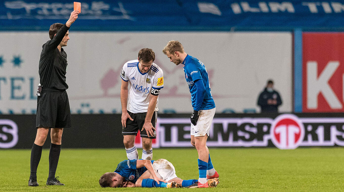 Muss dreimal pausieren: Saarbrückens Kapitän Manuel Zeitz (M. stehend) © imago images/Fotostand