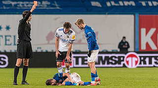 Muss dreimal pausieren: Saarbrückens Kapitän Manuel Zeitz (M. stehend) © imago images/Fotostand