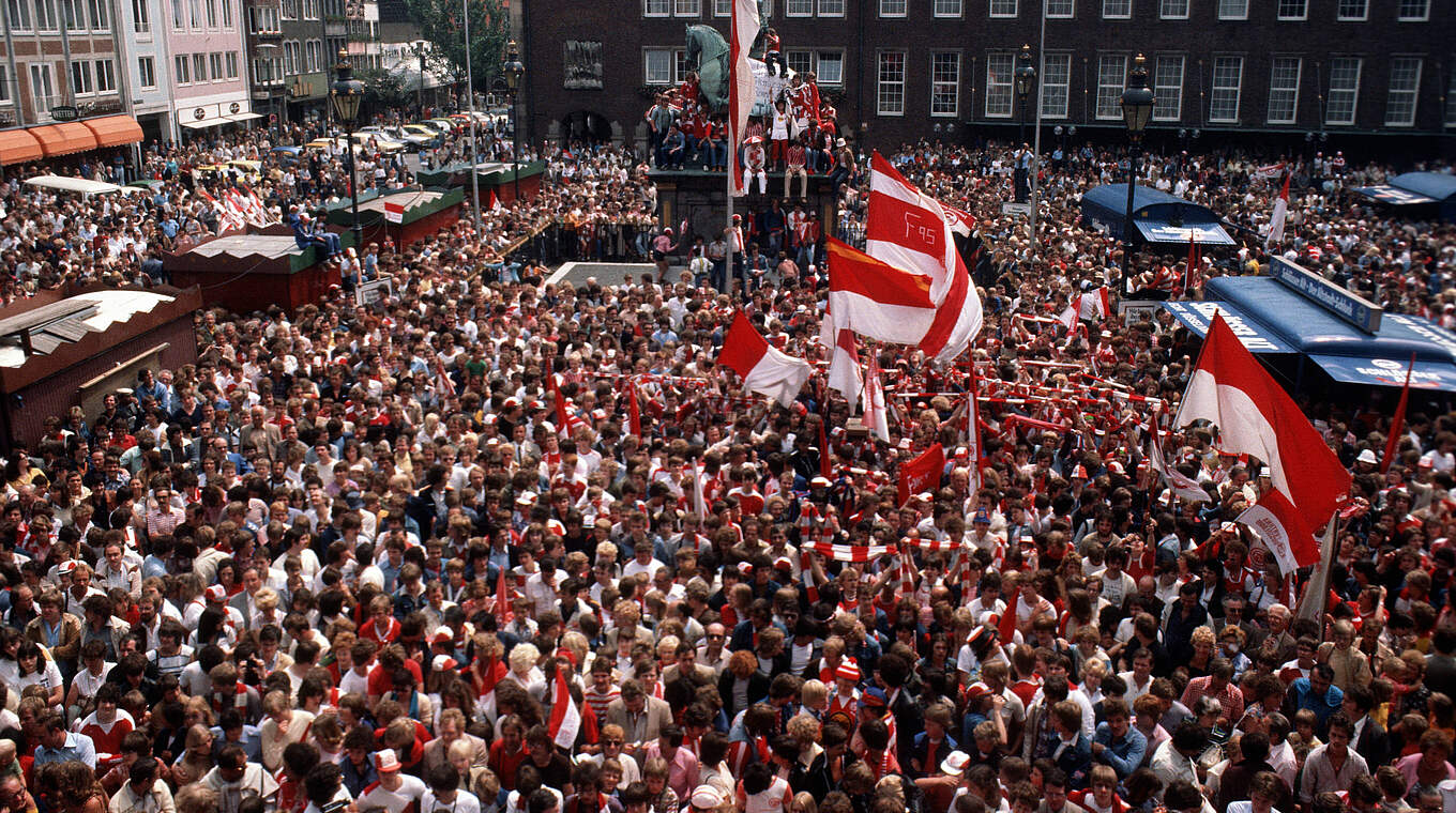 Gänsehautstimmung auf dem Rathausplatz: 10.000 Fans lassen ihre Helden hochleben © imago