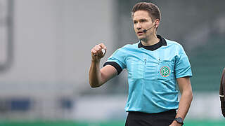 Leitet in Wolfsburg sein drittes Bundesligaspiel: Referee Tobias Reichel © Getty Images