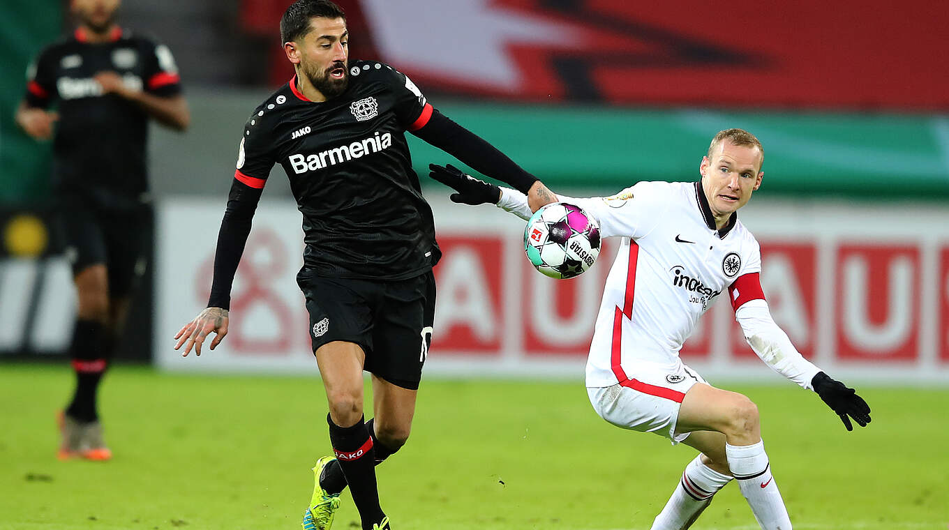 Sieg in der 2. Runde: Demirbay (l.) gewinnt mit Bayer 4:1 gegen Frankfurt © 2021 Getty Images