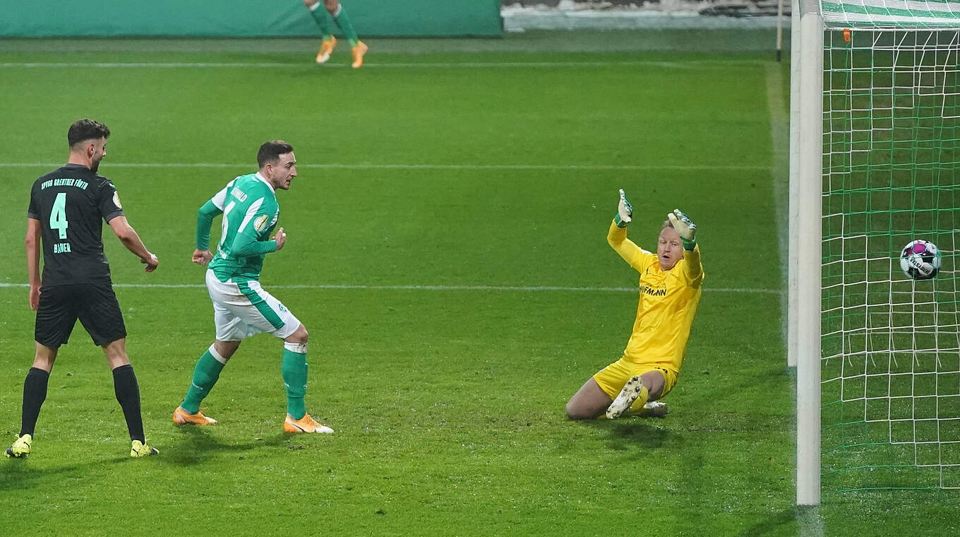 Werder's Kevin Möhwald opens the scoring against Greuther Fürth.  © Imago