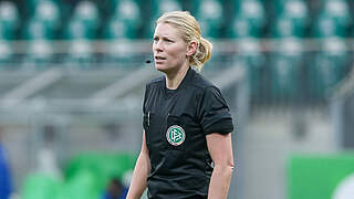 In Wolfsburg vorm 73. Einsatz in der Frauen-Bundesliga: Schiedsrichterin Mirka Derlin © imago