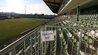 Spielfeld gefroren, Rasen unbespielbar: das Stadion an der Lohmühle in Lübeck © imago